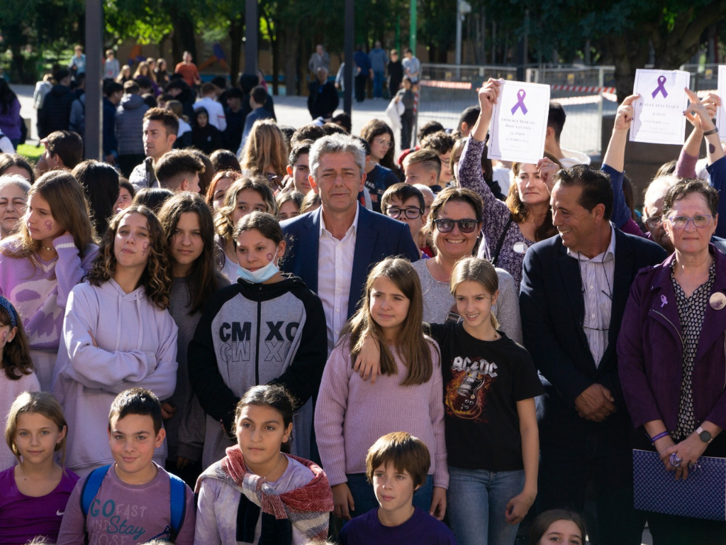 La Pobla de Vallbona condemna la violència de gènere i els centres escolars participen en la marxa