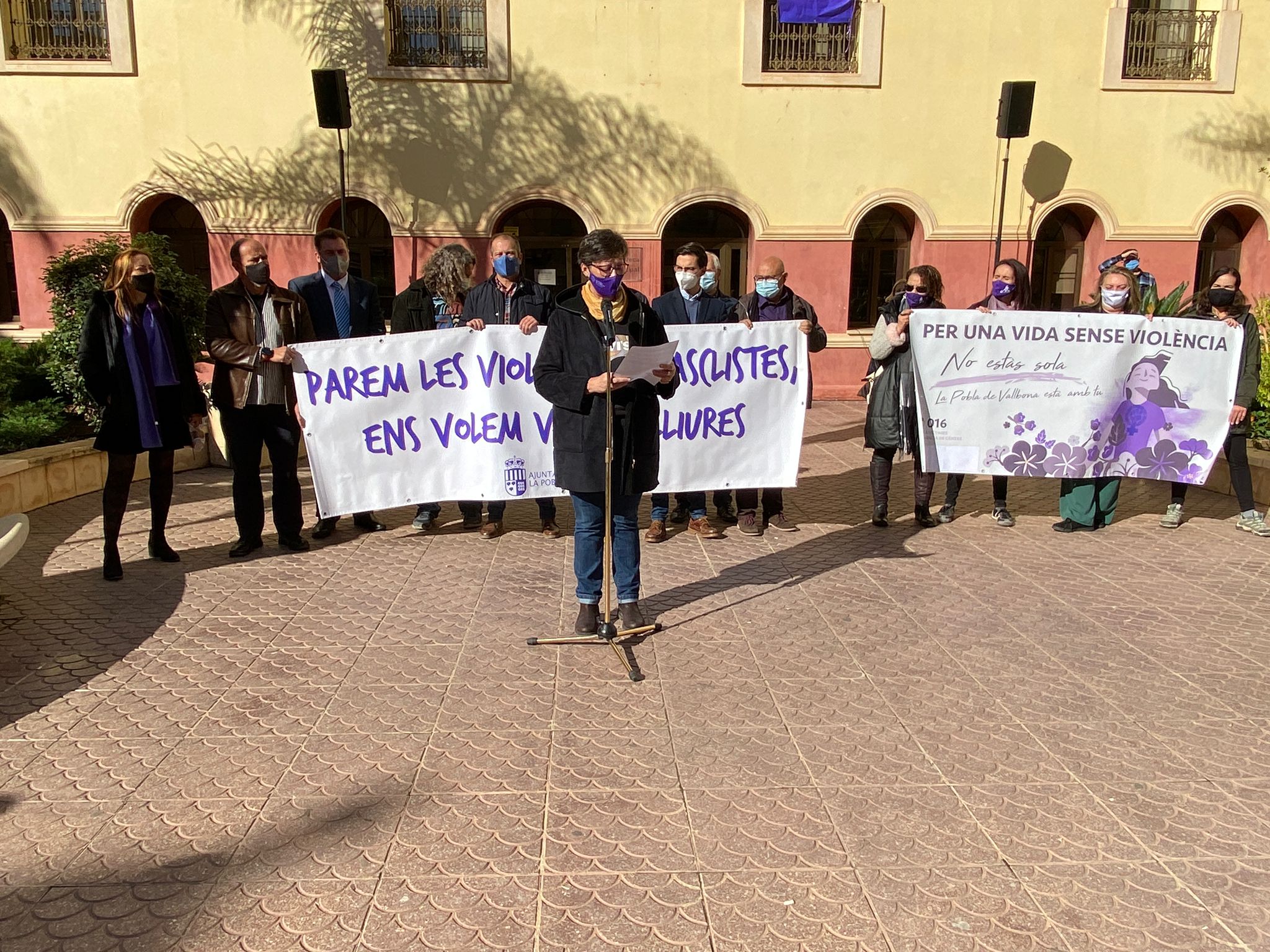 LAjuntament de la Pobla de Vallbona i els veïns es concentren contra la violència de gènere.